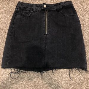 BLACK MID THIGH SKIRT WITH FRAYED ENDS
